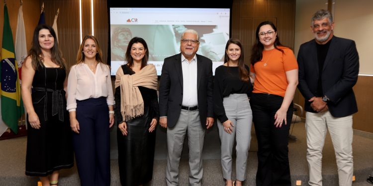 Patrícia Brandão e Janaína Serra (Sabemi), Juliana Queiroz (SulAmérica), João Paulo Moreira de Mello (pres. do CSP-MG), Júlia Costa (Simetria Brasil), Vitória Amaral (Stoa) e Maurício Tadeu Barros Morais (dir. do CSP-MG e mediador do evento) | Fotos: Arnaldo Athayde