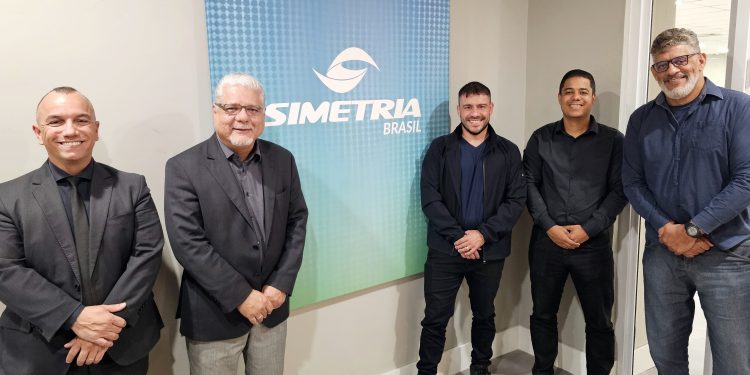 Esq/dir: Leonardo Falcão (diretor Comercial e de Operações da Simetria), João Paulo Moreira de Mello (presidente do CSP-MG), André Beraldo (diretor-Executivo da Simetria), Weslley Corrêa (coordenador Geral) e Maurício Tadeu Barros Morais (diretor do CSP-MG)