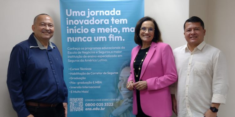 Da esquerda para direita: André Mattos, gerente Comercial da Rapport: Marila Helena Monteiro, diretora de Ensino da ENS e Márcio Mello, diretor Comercial da Rapport. Foto: Divulgação