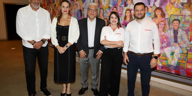 Maurício Tadeu Morais (diretor do CSP-MG), Carolina de Molla Lorenzatto (diretora Comercial de Vida da MAPFRE), João Paulo Moreira de Mello (presidente do CSP-MG), Claudia Suarez (especialista de Vida e Previdência da companhia) e Diego Bifoni (diretor Regional MG/RJ/CO) | Fotos: Arnaldo Athayde