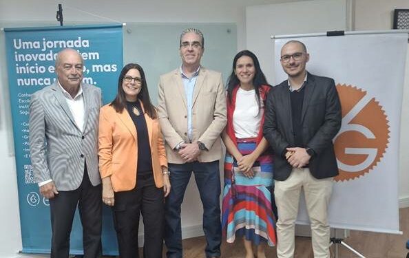 Da esquerda para a direita: Ênio Miraglia, diretor social do CVG-RJ; Sonia Marra, diretora adjunta do CVG-RJ; Eduardo Gama, professor da ENS; Janice Couto, coordenadora comercial da ENS; Marcos Salum, diretor de relações com o mercado do CVG-SP – Foto: Divulgação