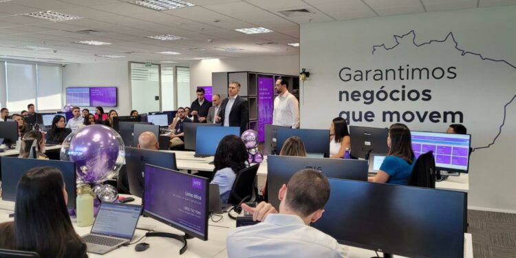 Roque de Holanda Melo, CEO da Junto Seguros, durante discurso de abertura para os colaboradores