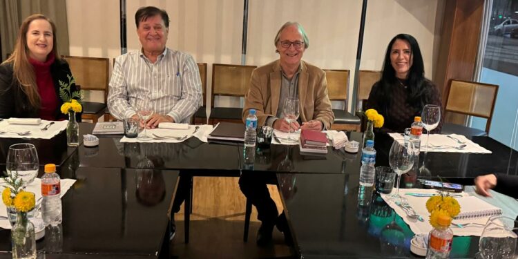 Dupla feminina compõe a mesa da diretoria, da esquerda para direita: Beatriz Herranzt, Gilberto Villela, Anselmo Abrantes Fortuna e Liliane Guimarães – Foto: José Luis Florippes Lima