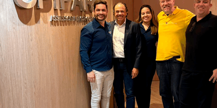 Da esquerda para a direita: Rafael Mendonça (sócio-diretor da Novo Seguros), Hélio Opipari (sócio-diretor da Opipari Assessoria), Yasmin França (gerente comercial da Novo Seguros), Ricardo Vayanos (superintendente executivo da Opipari Assessoria) e Alexandre José da Silva (gerente regional de vendas da Opipari Assessoria) | Divulgação