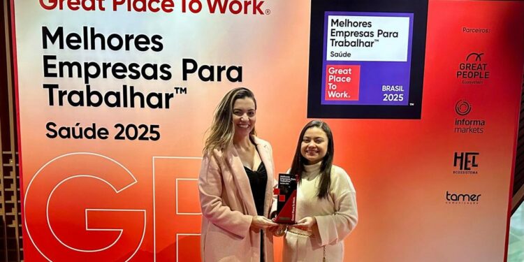 Carolina Lima (esq.) comemora a conquista, um reflexo de ações praticadas ao longo do ano